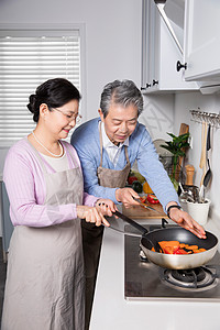 爷爷奶奶炒菜做饭高清图片