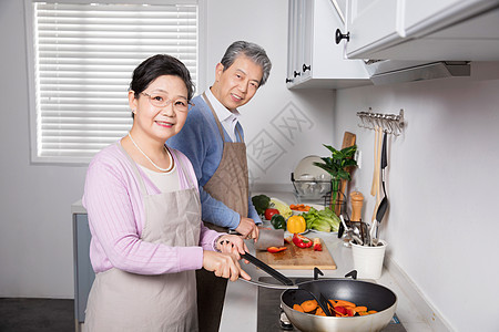 爷爷奶奶炒菜做饭高清图片