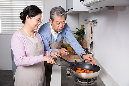 爷爷奶奶炒菜做饭高清图片