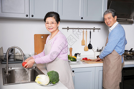 幸福老人爷爷奶奶居家做饭背景