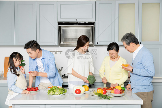 全家人一起做饭图片