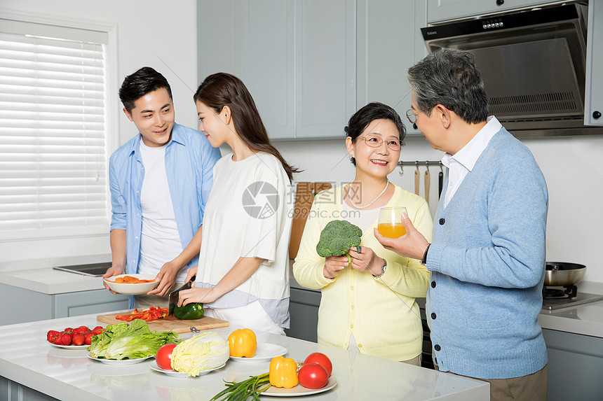 一家人做饭图片