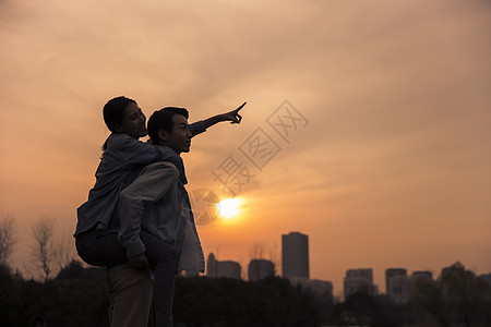 情侣头像夕阳下情侣依偎背景