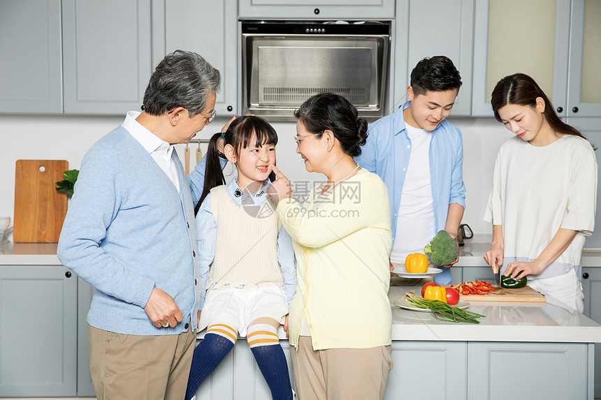 一家人居家做饭图片