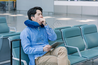 青年男性在机场候机图片
