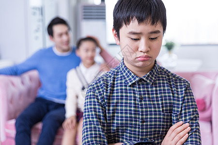 男孩与家人闹矛盾图片