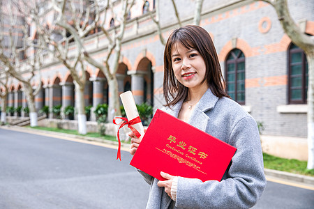 微笑美女女大学生手拿毕业证书背景