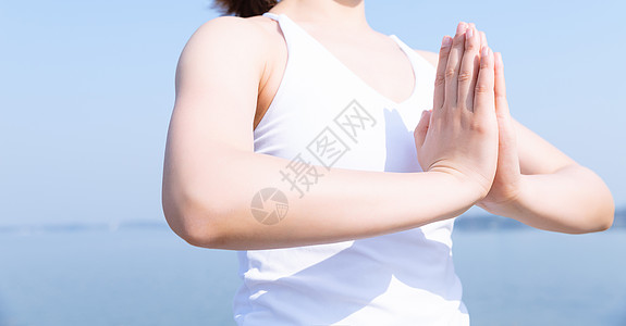 海边嬉戏女性瑜伽合掌特写背景