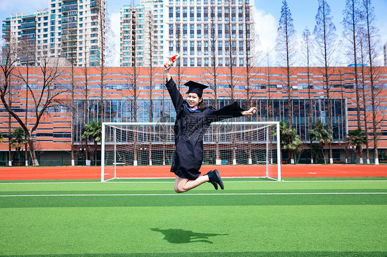 应届毕业生操场跳跃图片