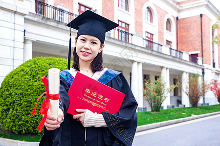 毕业女大学生毕业生手持毕业证书背景