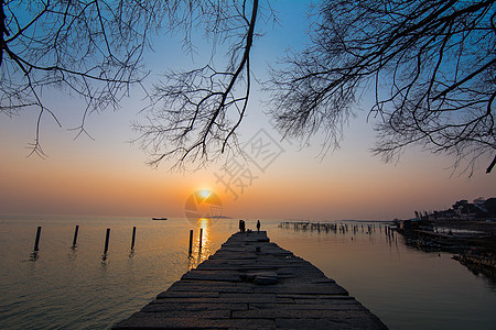 湖泊码头明月湾古村日落背景