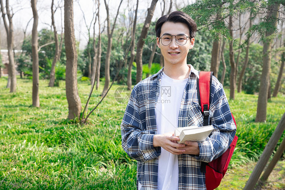 青年男性学生户外阅读图片