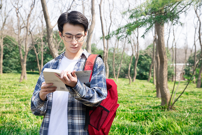 青年男性学生户外阅读图片