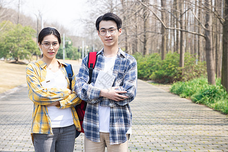 看书的女生青年大学生户外学习背景