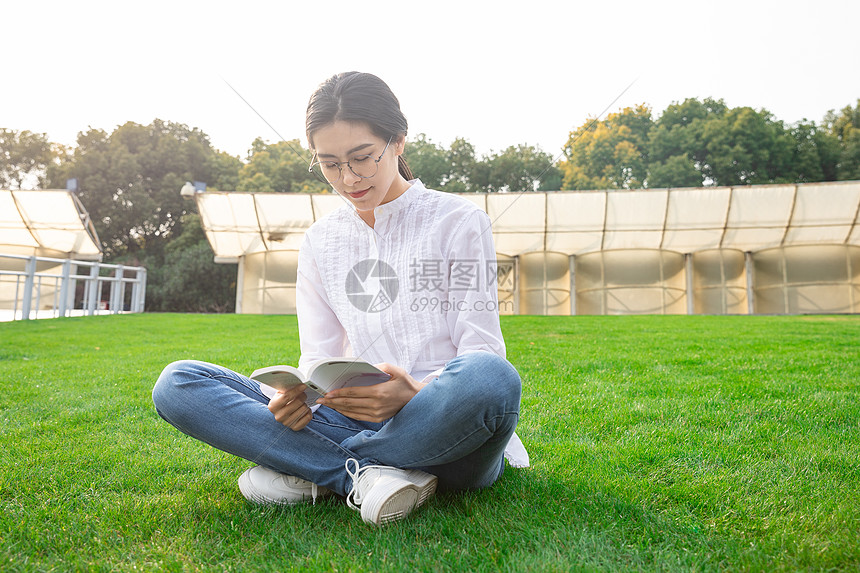 青年女性学生户外阅读图片