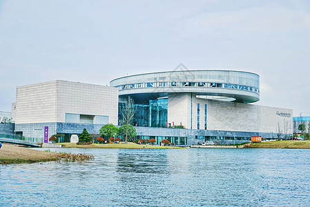 傍水而建的李自健美术馆主体建筑高清图片