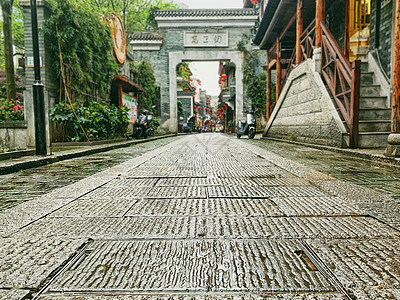 老街雨后空寂的麻石板路图片