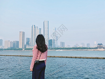 湘江畔远眺的少女背影图片