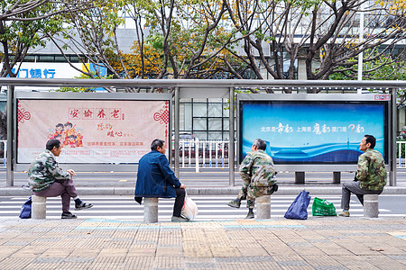 坐在路墩子上的民工高清图片