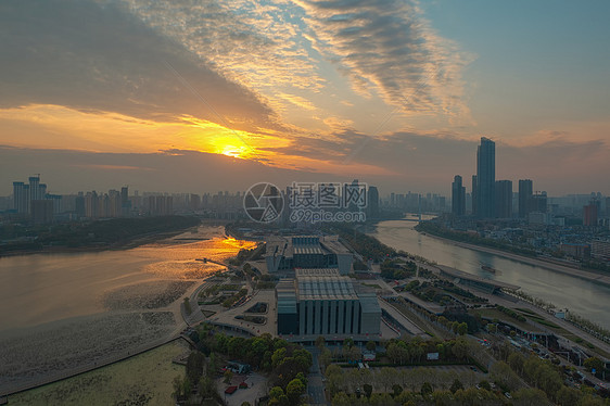 夕阳落日下的城市地标建筑群图片