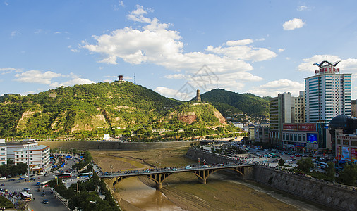 清晨的露珠延安宝塔山背景