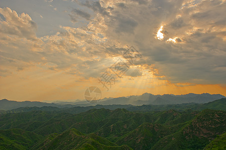 北京清晨日出下的金山岭背景