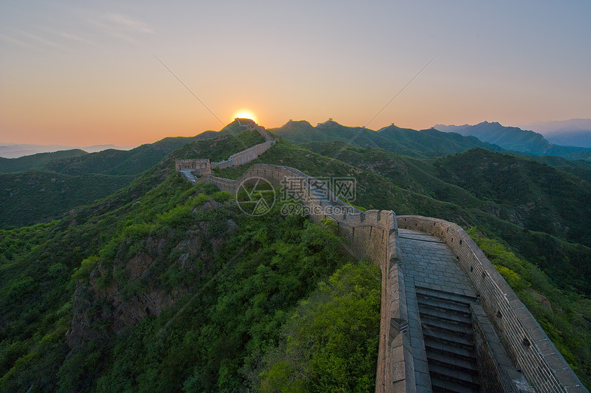 日出下的金山岭长城图片