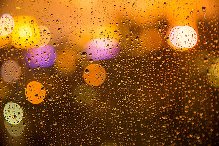 窗外的雨下雨天窗外的光晕背景