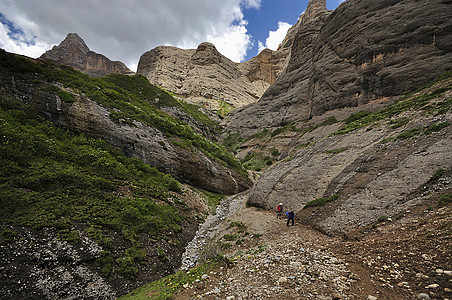 极限跳伞高山之巅上的背包客背景