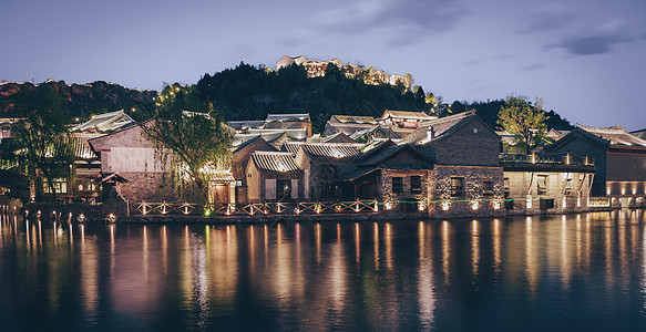 夜晚湖边古北水镇夜景背景