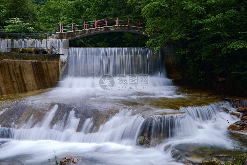 湖泊溪流瀑布图片