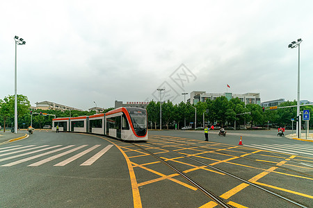 交警在指挥交通路口经过的城市交通专列列车背景