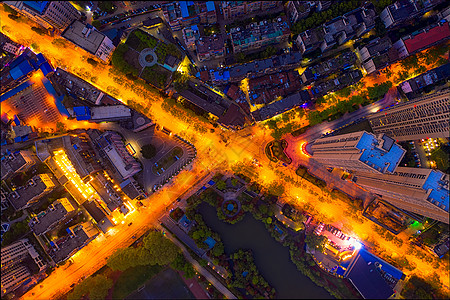 夜晚的车流俯瞰城市老城区拥堵的十字路口背景