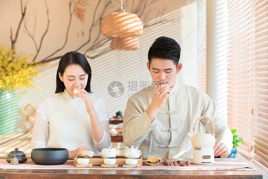 古风情侣喝茶