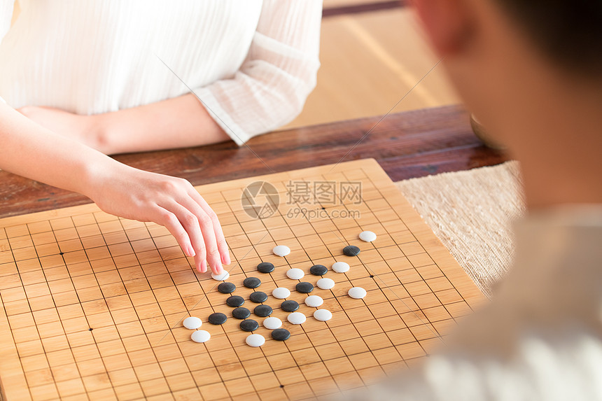 下棋手部特写图片