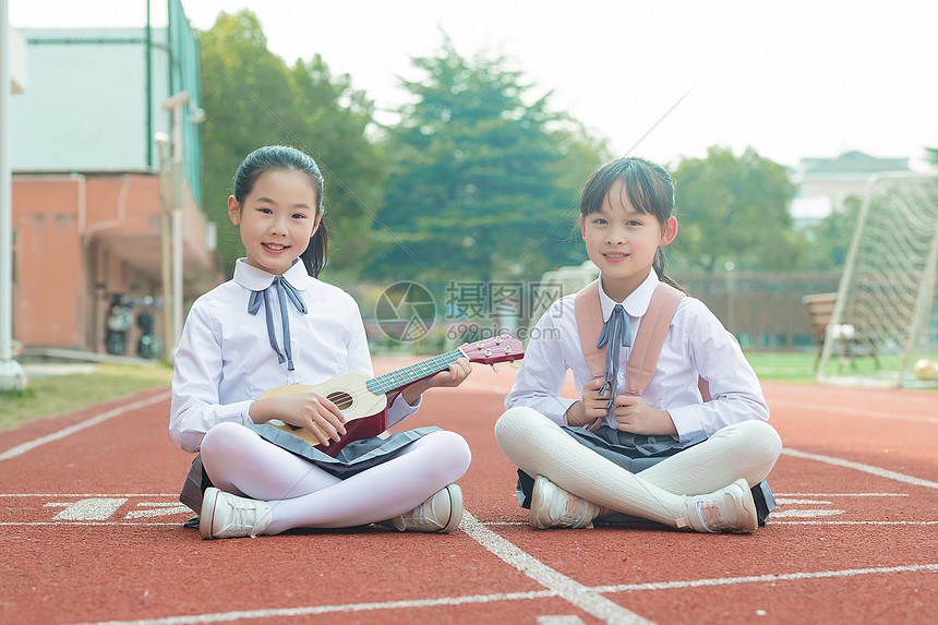 小学生操场弹琴图片