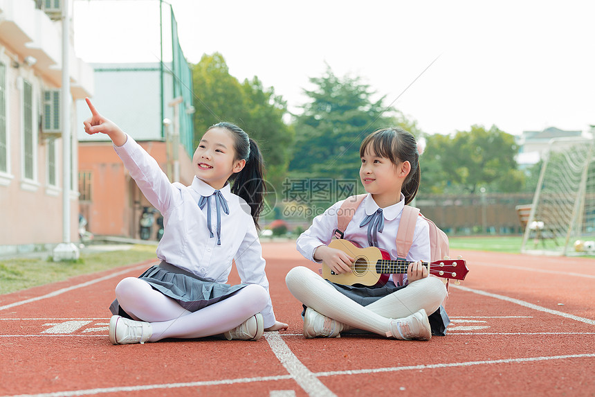 儿童节小学生操场弹琴图片