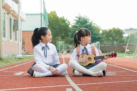 校园操场小学生操场弹琴背景