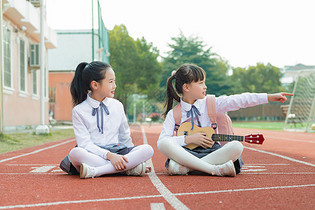 小学生操场弹琴图片