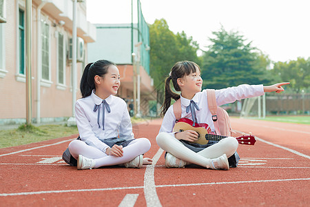 儿童节小学生操场弹琴图片