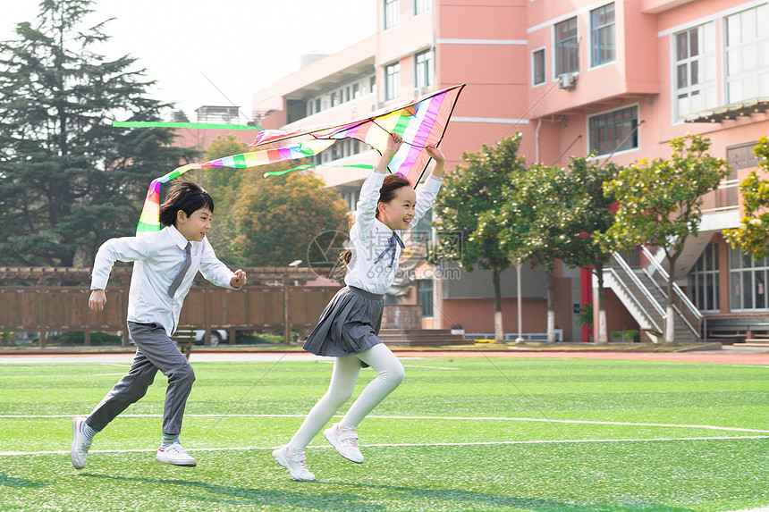 小学生追逐放风筝