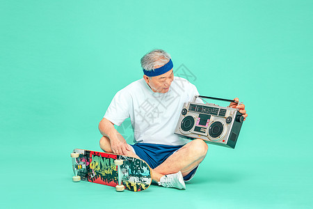 老人运动滑板收音机背景图片