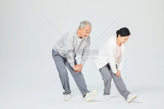 老人运动拉伸热身图片