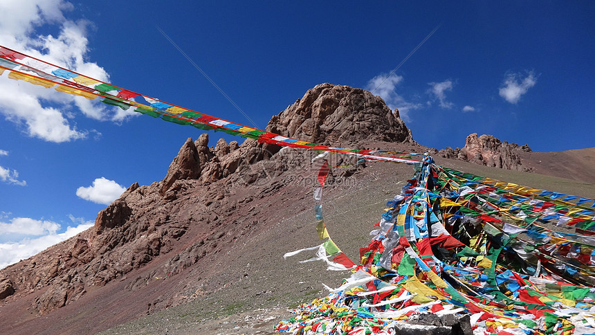 西藏迎风飘扬的经幡图片
