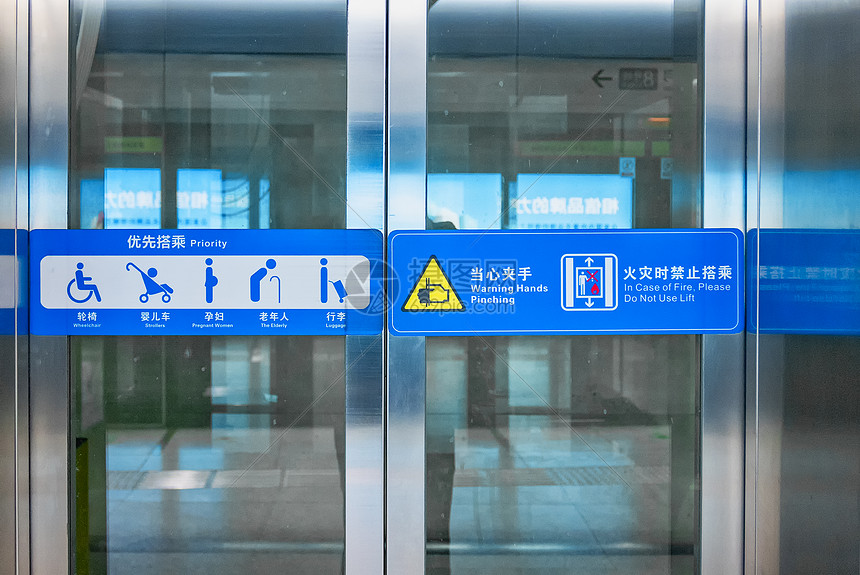 地铁站电梯警示标语图片