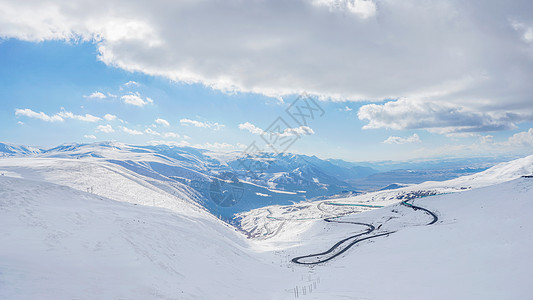 新疆雪山图片