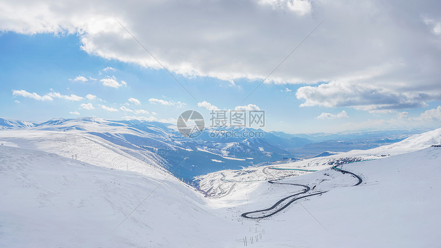 新疆雪山图片