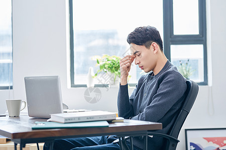 苦恼的商务人士年轻设计师加班疲惫背景