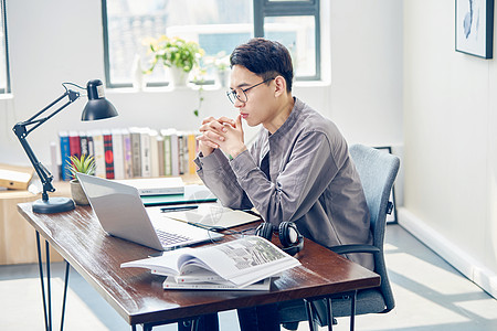 人物思考年轻男设计师办公背景