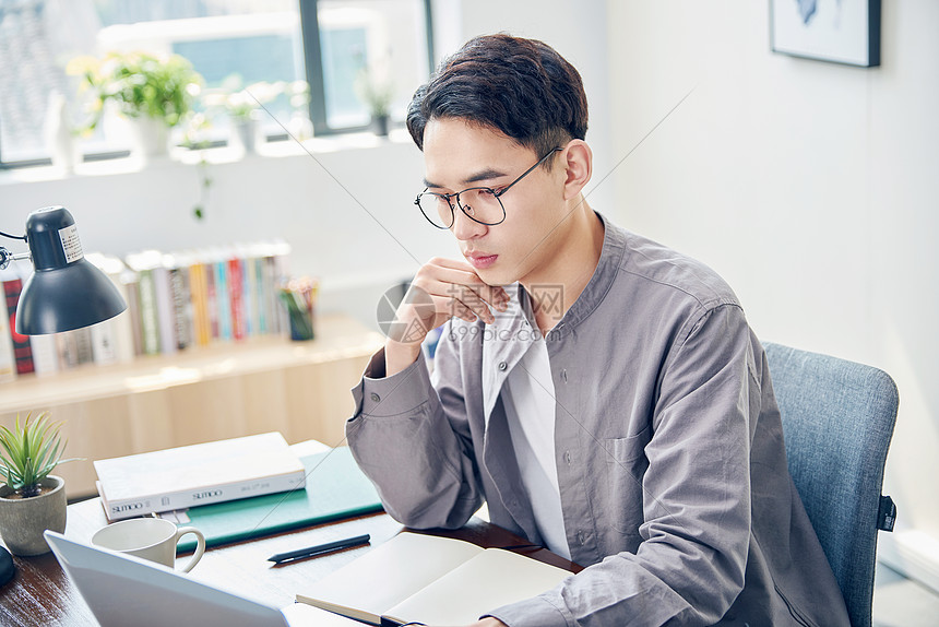 年轻男设计师办公图片